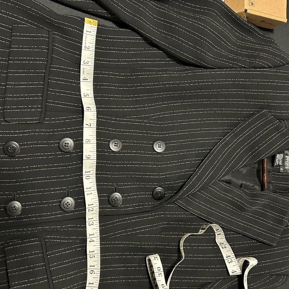 M.T. Morgan Taylor Studio-Beautiful Coat..Made very well. Size 6 - Picture 8 of 8